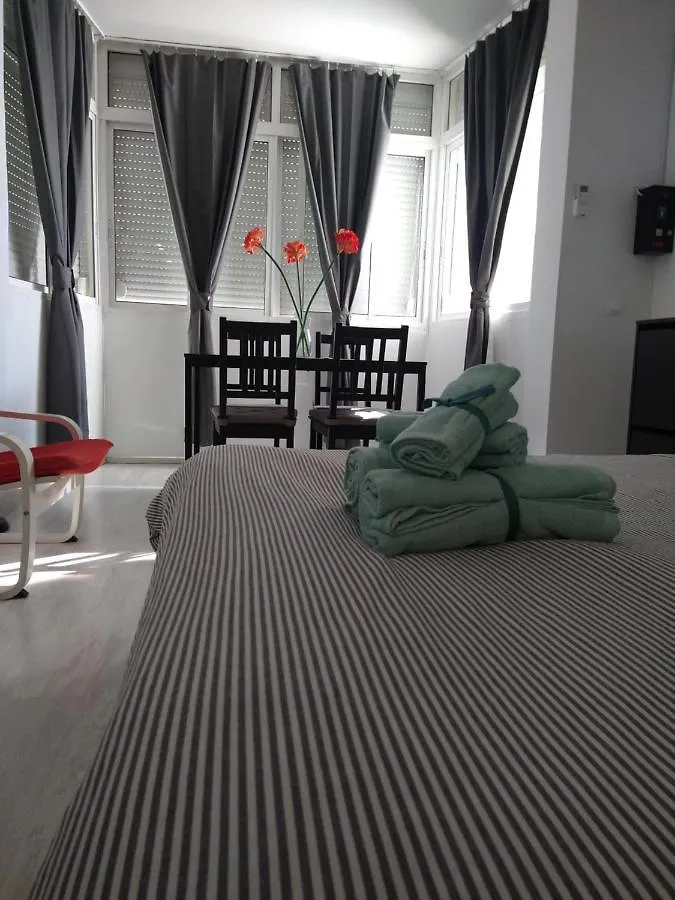 Amplio estudio,vista mar y montaña, a pasos del centro Torremolinos